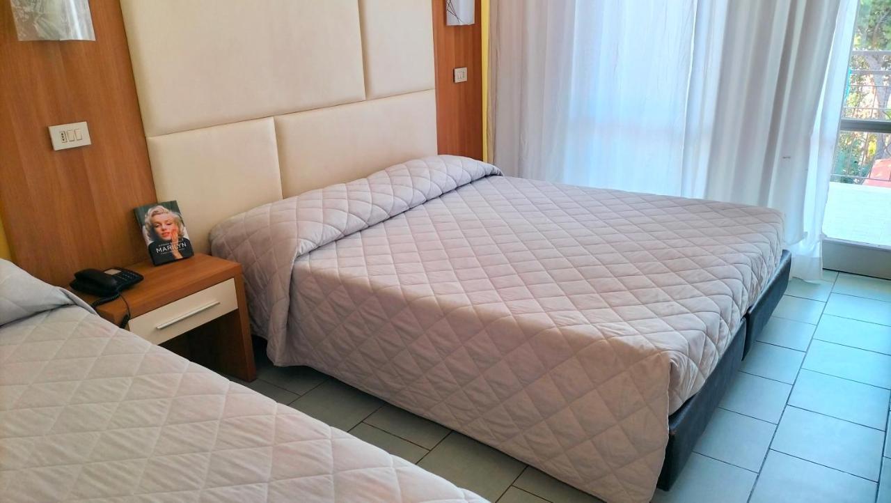 Aura Living Hotel Ріміні Екстер'єр фото