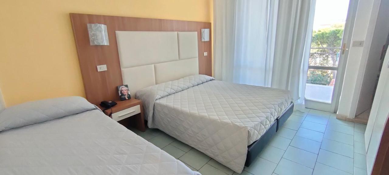 Aura Living Hotel Ріміні Екстер'єр фото