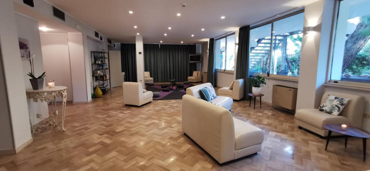 Aura Living Hotel Ріміні Екстер'єр фото