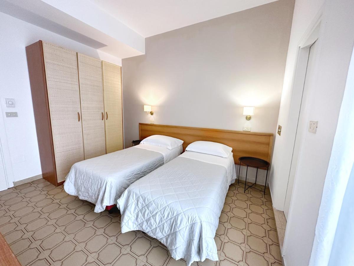 Aura Living Hotel Ріміні Екстер'єр фото