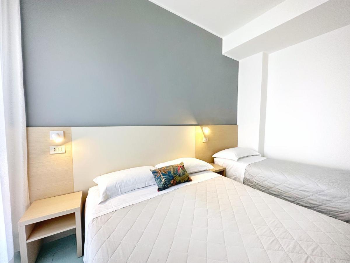 Aura Living Hotel Ріміні Екстер'єр фото