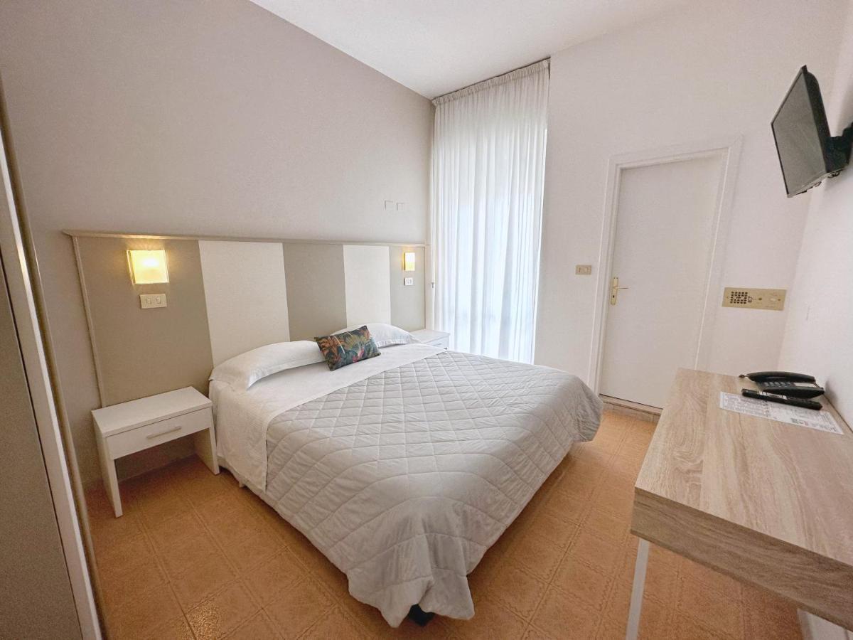 Aura Living Hotel Ріміні Екстер'єр фото